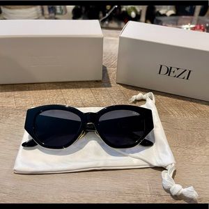 DEZI CHARGE IT SUNGLASSES